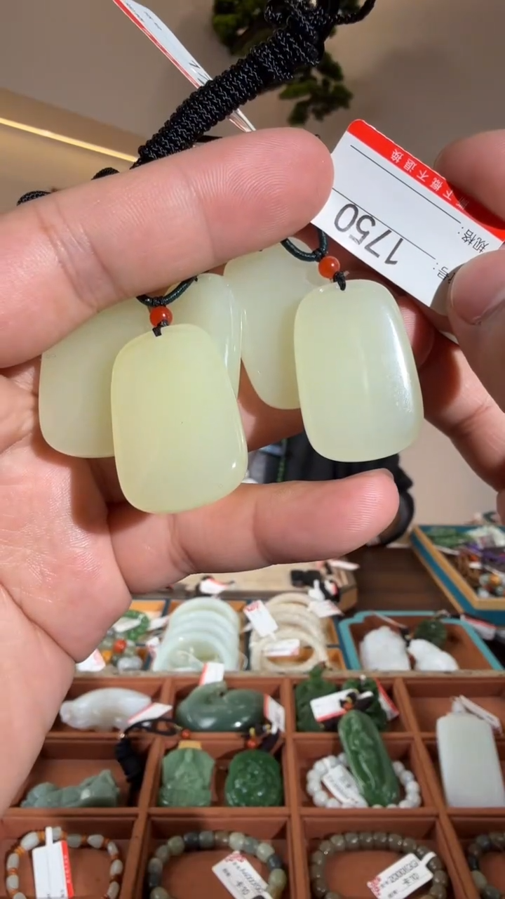 颈饰未镶嵌和田玉多样性发货发其中一件