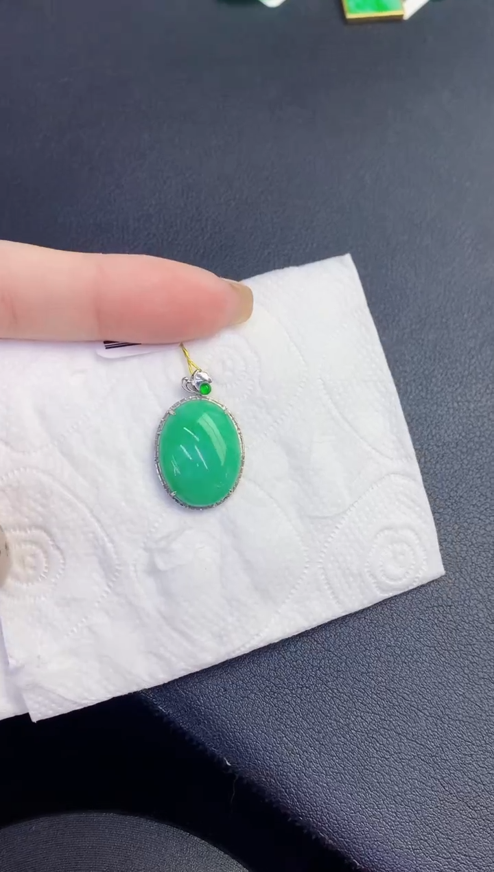 颈饰18K金镶嵌翡翠缅甸天然翡翠A货