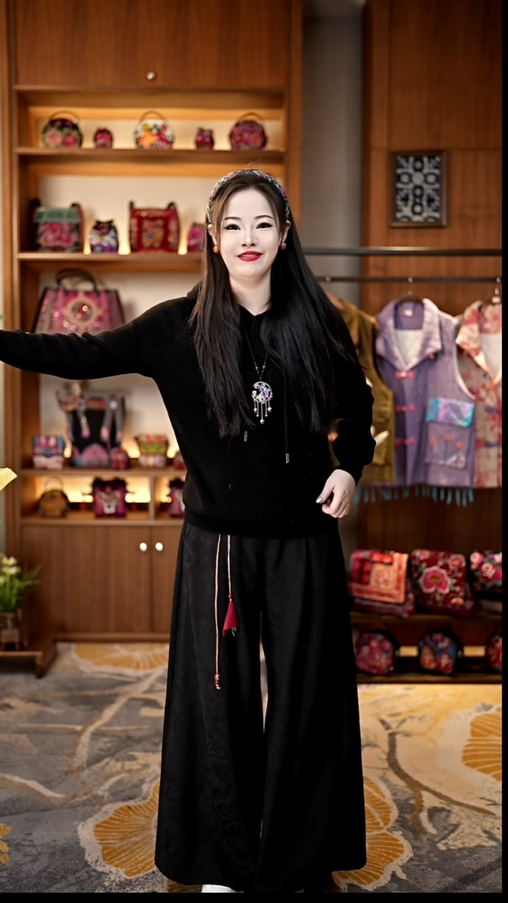 织绣私人定制苗族手工黑色连帽衫