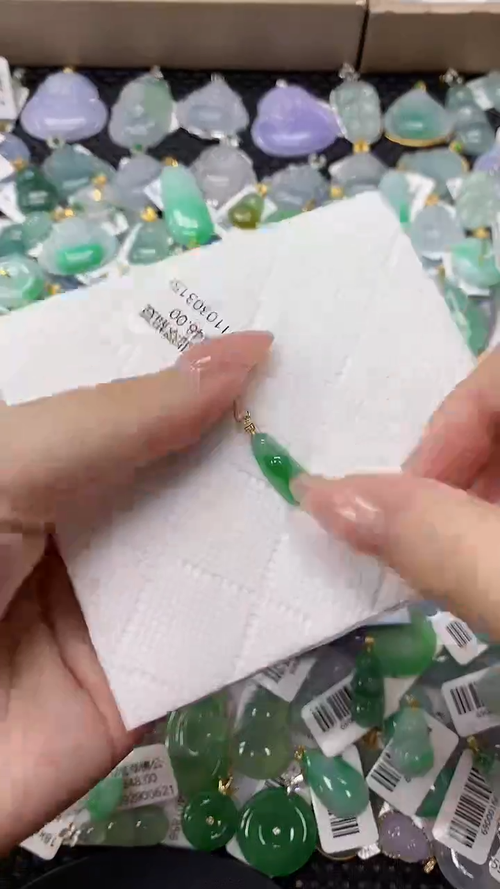 颈饰18K金镶嵌翡翠11111111111