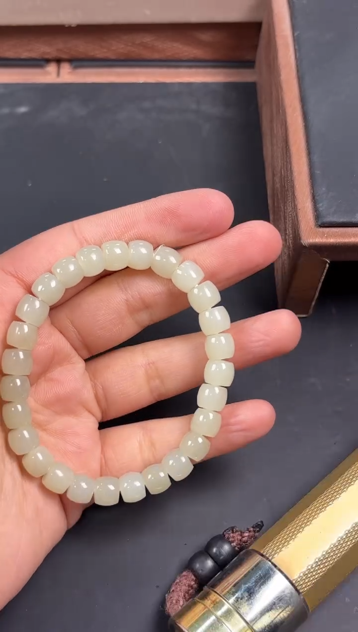 未镶嵌和田玉手串若羌微色差卡7*8直切手串