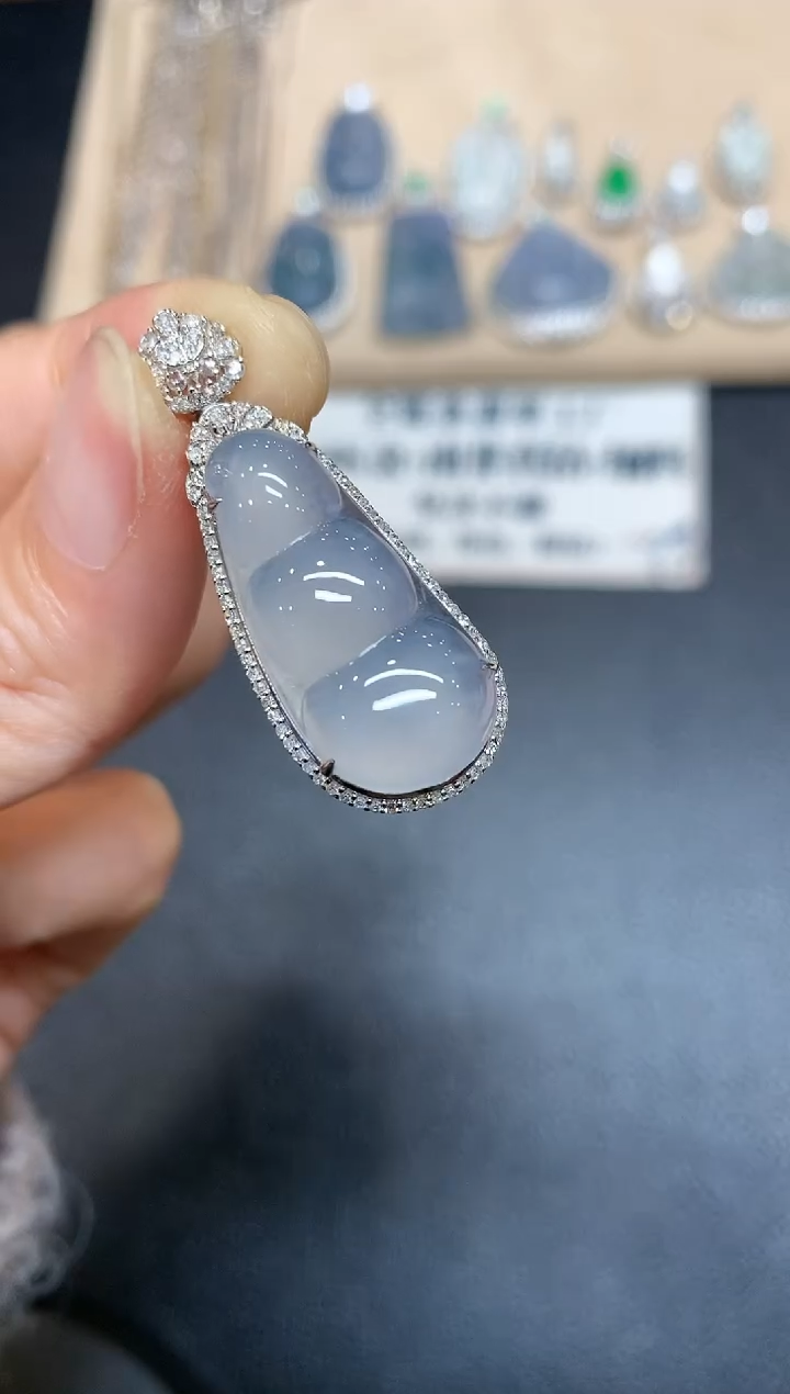 【闪购商品】翡翠吊坠(不含链)18K金镶嵌福豆【无服务费