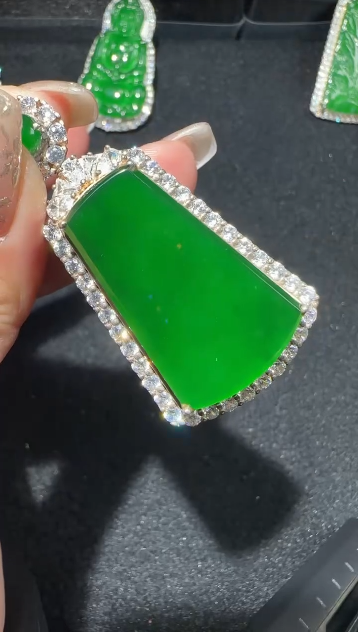 【闪购商品】翡翠吊坠(赠链)银S925镶嵌多样性发货拍一发一