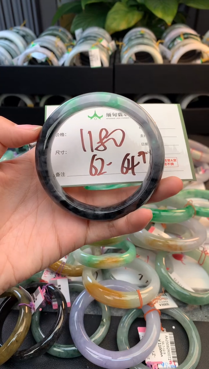 未镶嵌定制翡翠毛货需精细抛光+多人