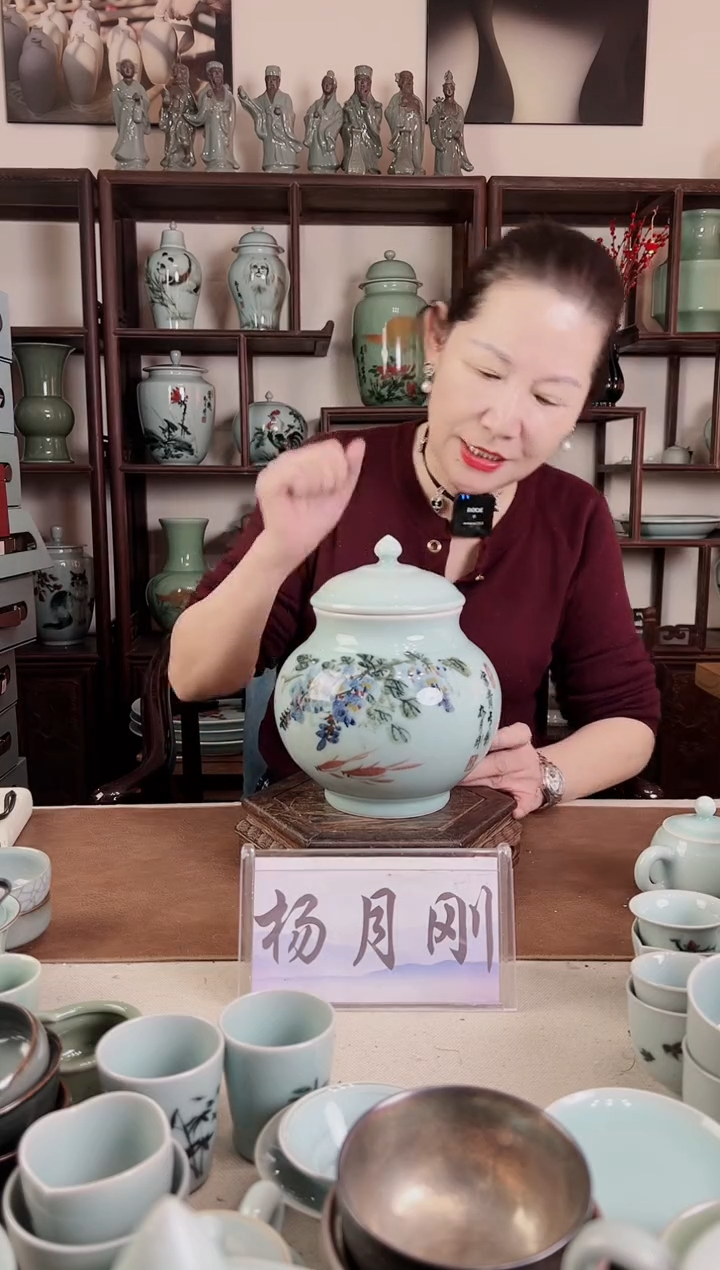 釉中彩 紫罗兰画 盖罐L