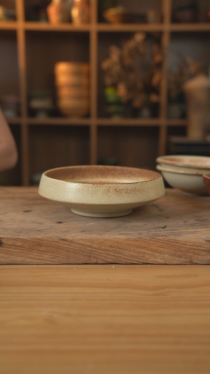 沙漠落日黄系列的8英寸收口盘