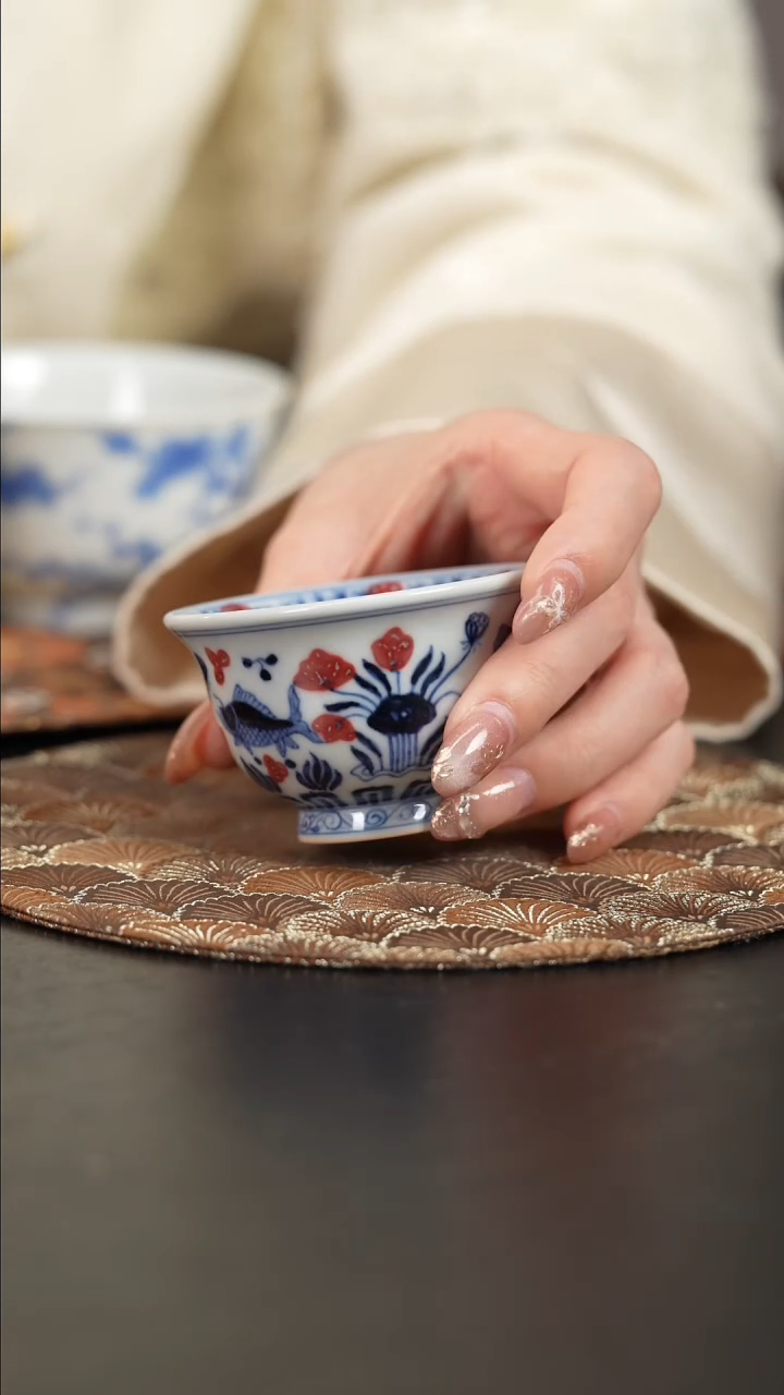 【闪购商品】杯看山珍藏釉里红鱼藻