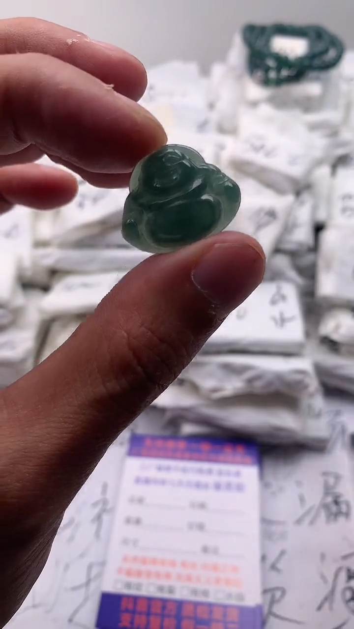 翡翠未镶嵌颈饰佛公【品质一般介意慎拍】