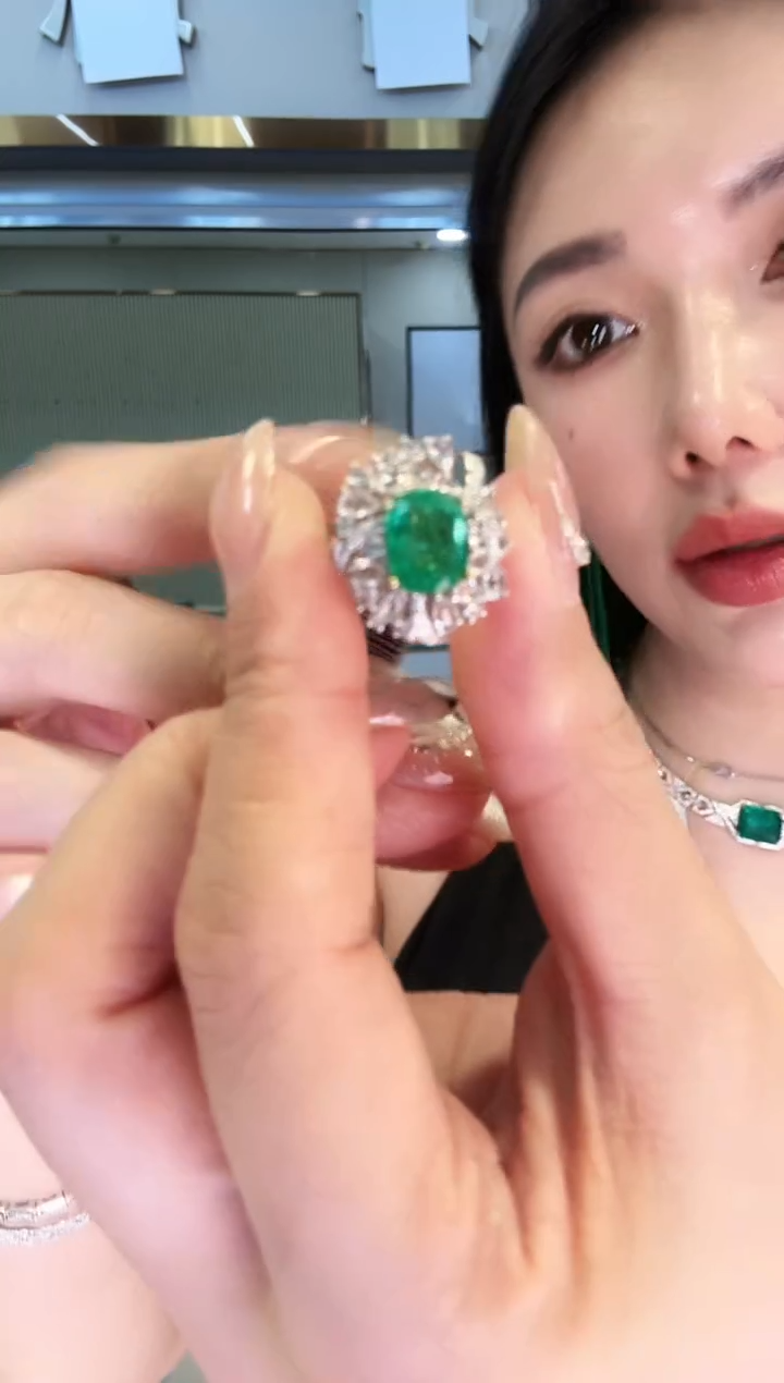 18K金镶嵌戒指祖母绿2.30ct