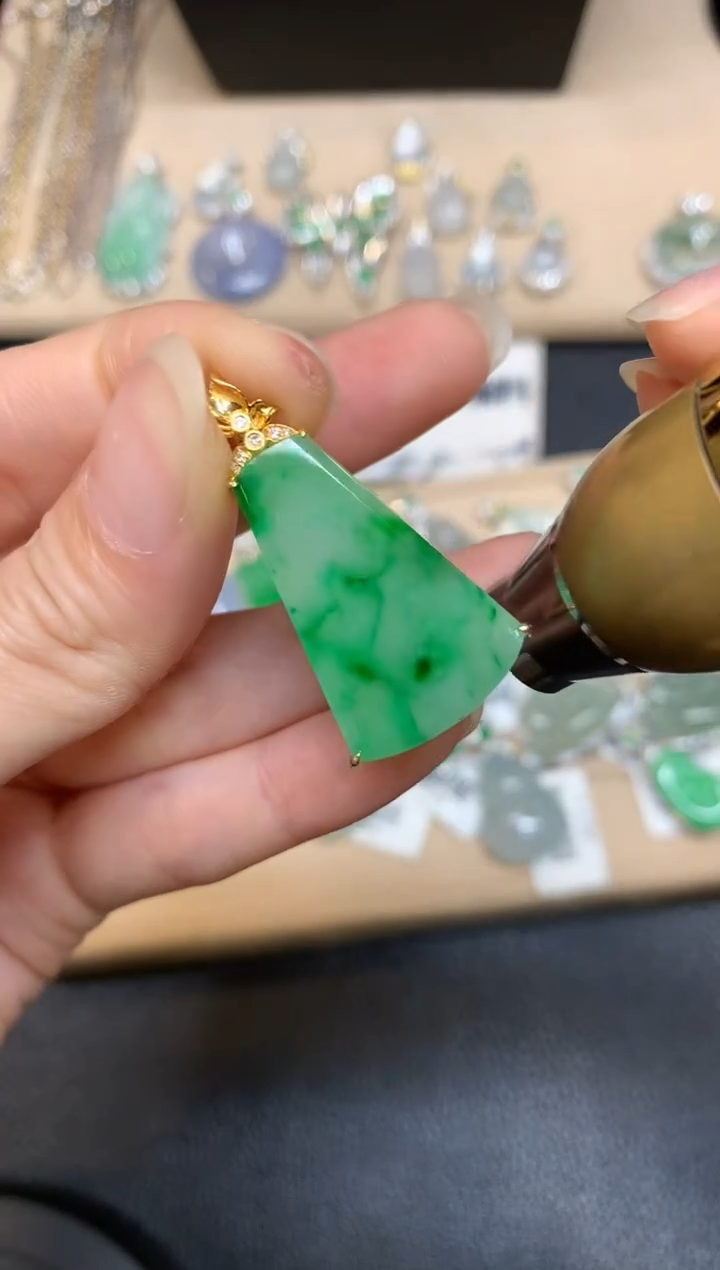 【闪购商品】翡翠颈饰18K金镶嵌无事牌【无服务费