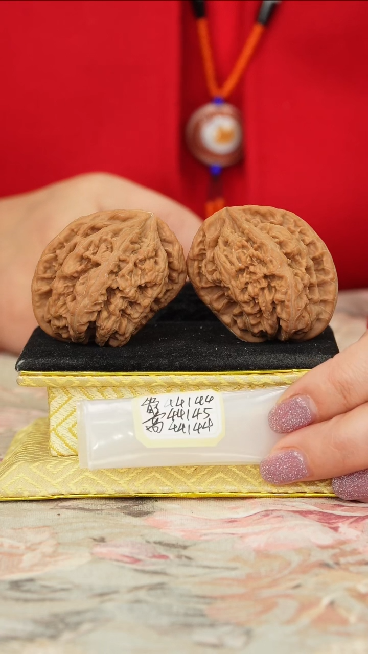 【闪购商品】文玩核桃把件非嫁接大粗筋鹰嘴