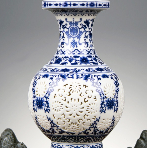 景德镇抖音网红青花花瓶陶瓷镂空摆件客厅插花酒柜豪华博古架摆件