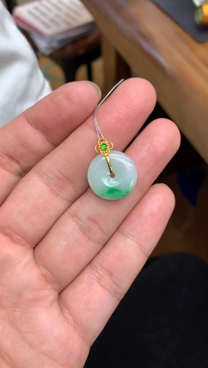 【闪购商品】翡翠颈饰18K金镶嵌平安扣