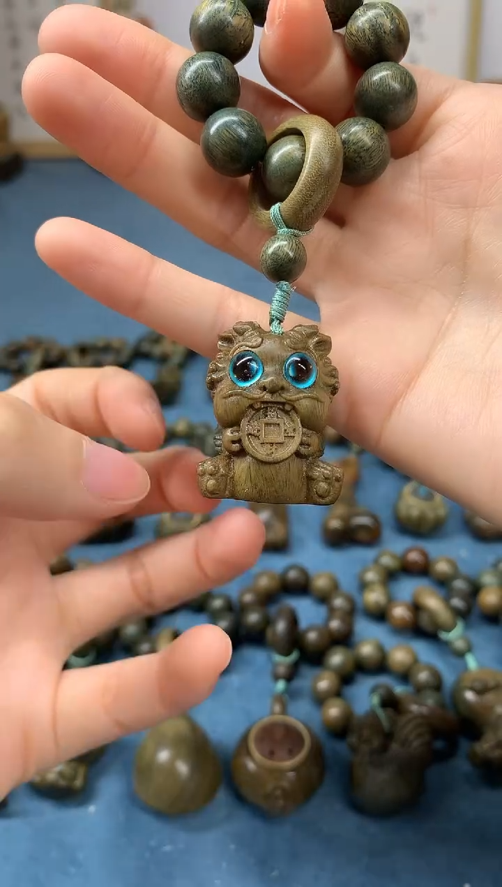 【闪购商品】维腊木（绿檀）把件吞金兽 盘玩件