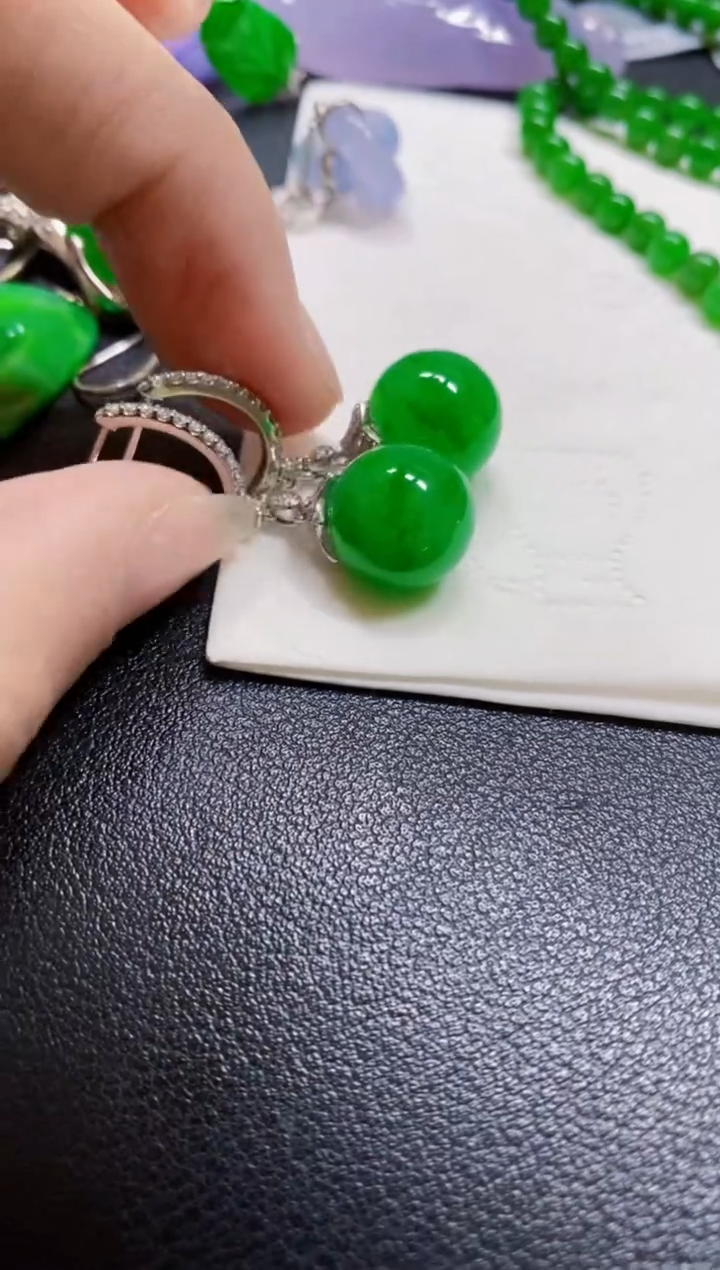 颈饰18K金镶嵌翡翠耳包