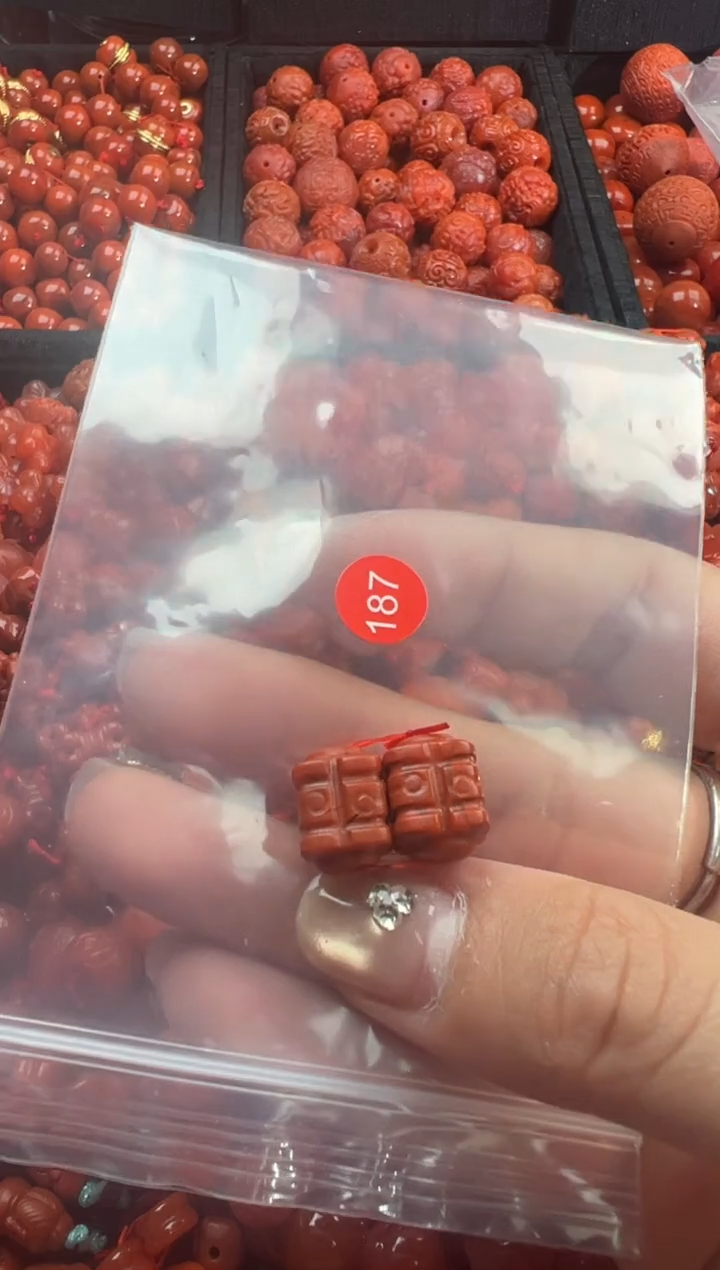 南红玛瑙未镶嵌颈饰1