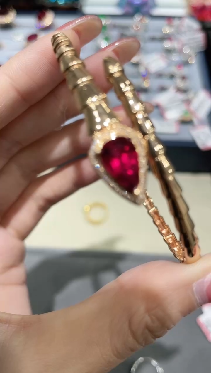 手镯18K金镶嵌红宝石手镯