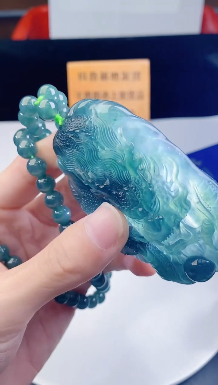 颈饰未镶嵌翡翠 