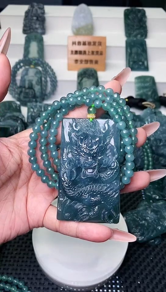 颈饰未镶嵌翡翠 