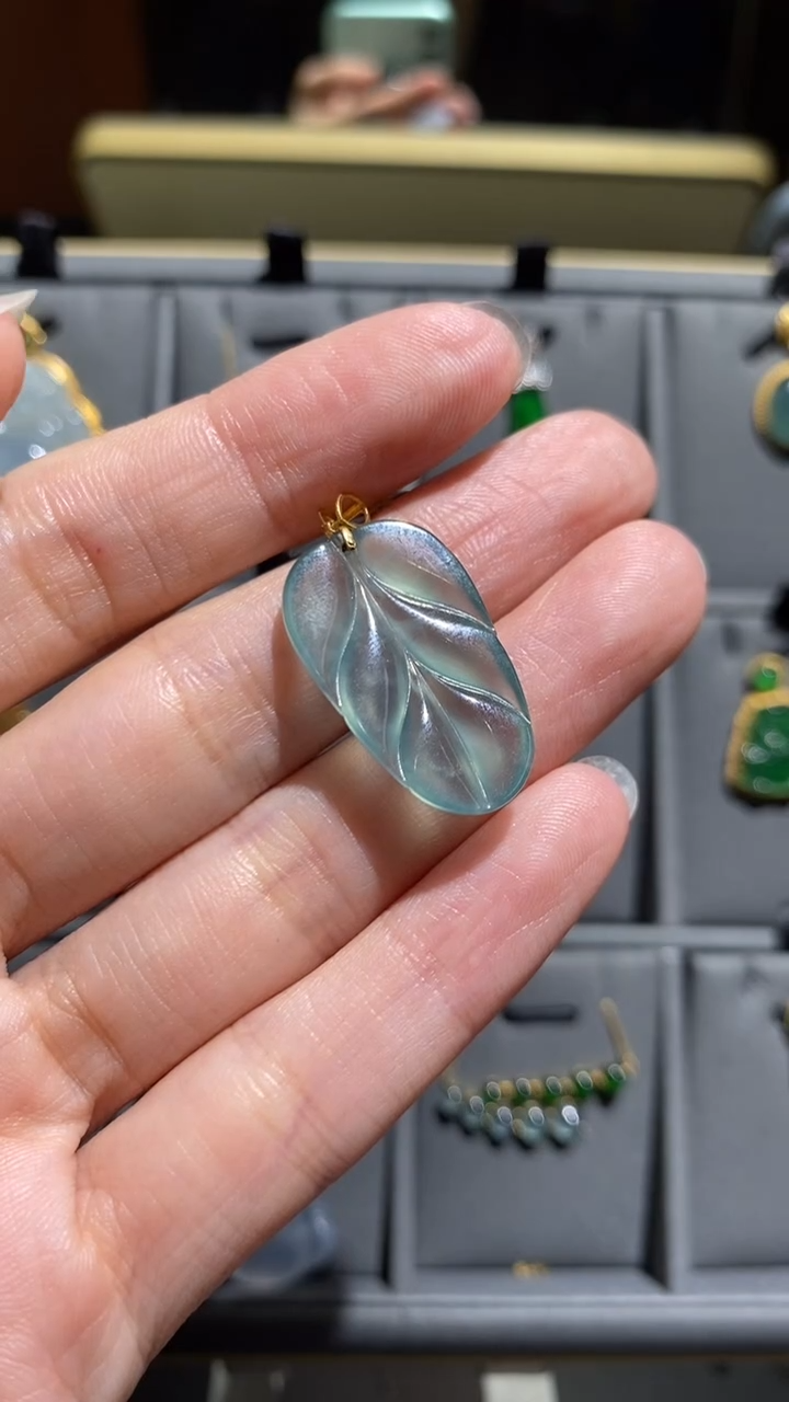 翡翠18K金镶嵌颈饰吊坠