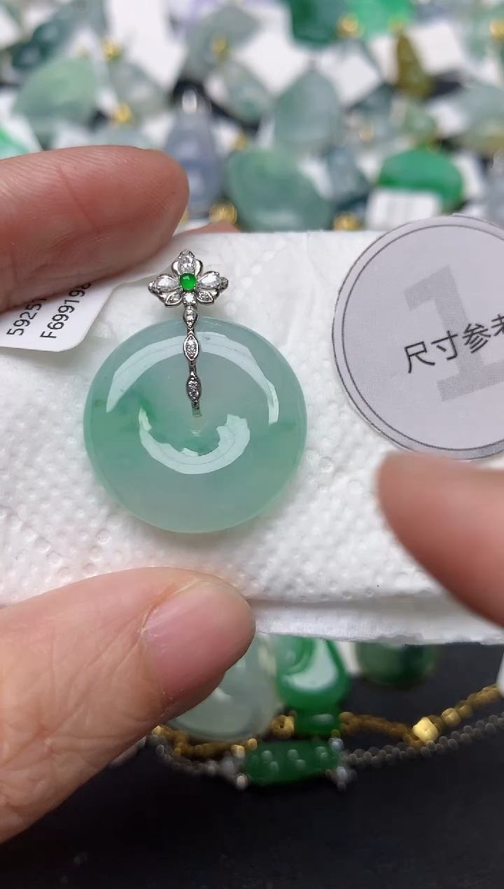 颈饰18K金镶嵌翡翠天然缅甸A货翡翠
