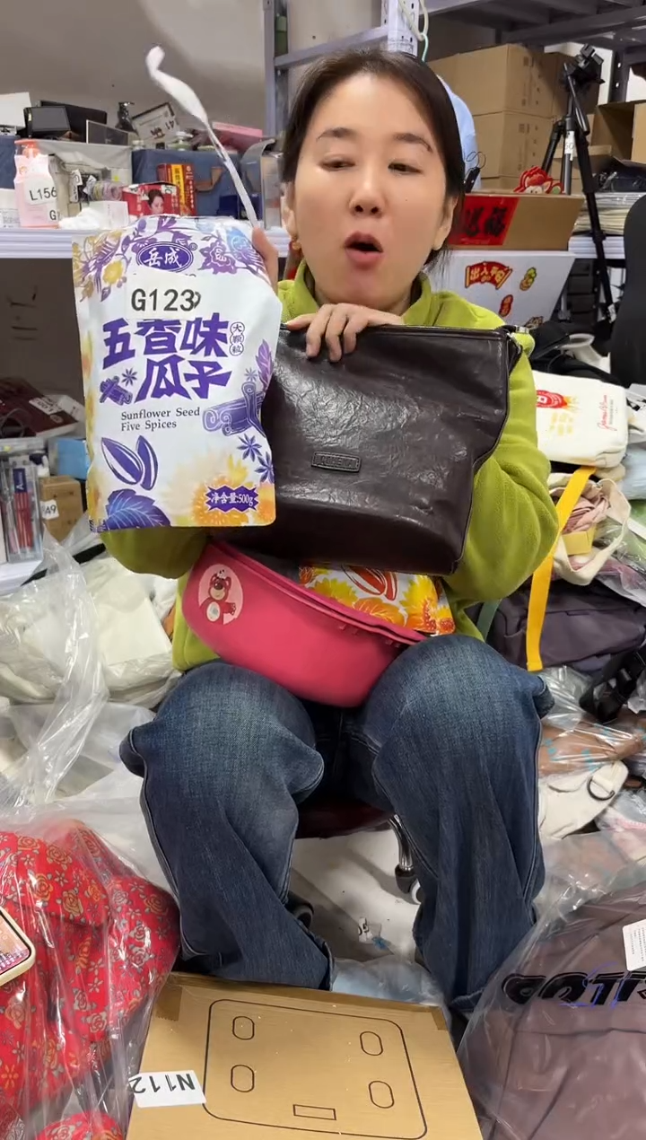 PVC点点小红心 没关注的关注一下主播 发三袋五香瓜子