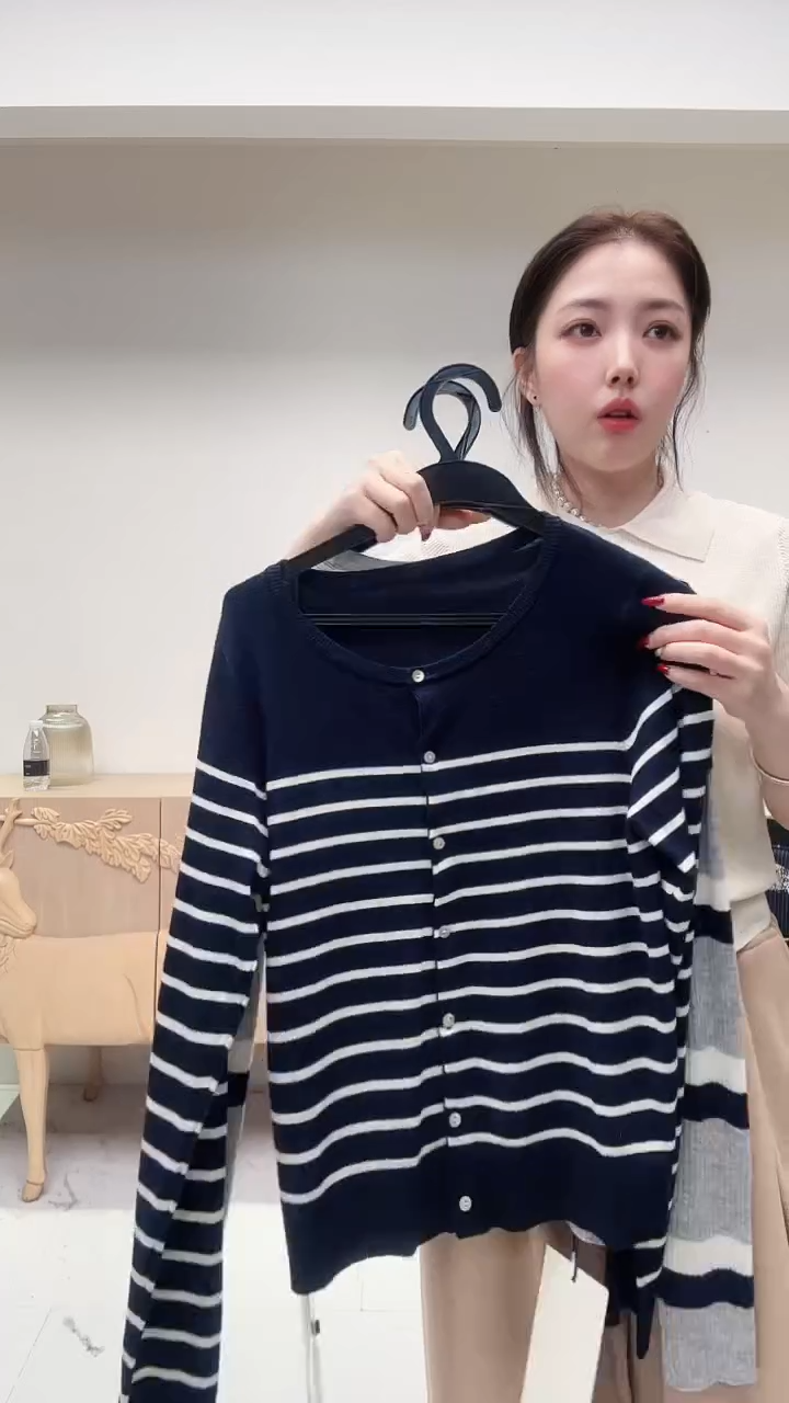 藏蓝色白条纹羊毛衫