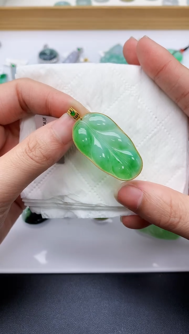 颈饰18K金镶嵌翡翠天然A货