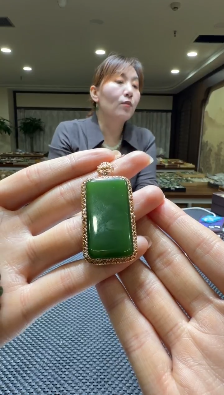 颈饰18K金镶嵌和田玉挂件