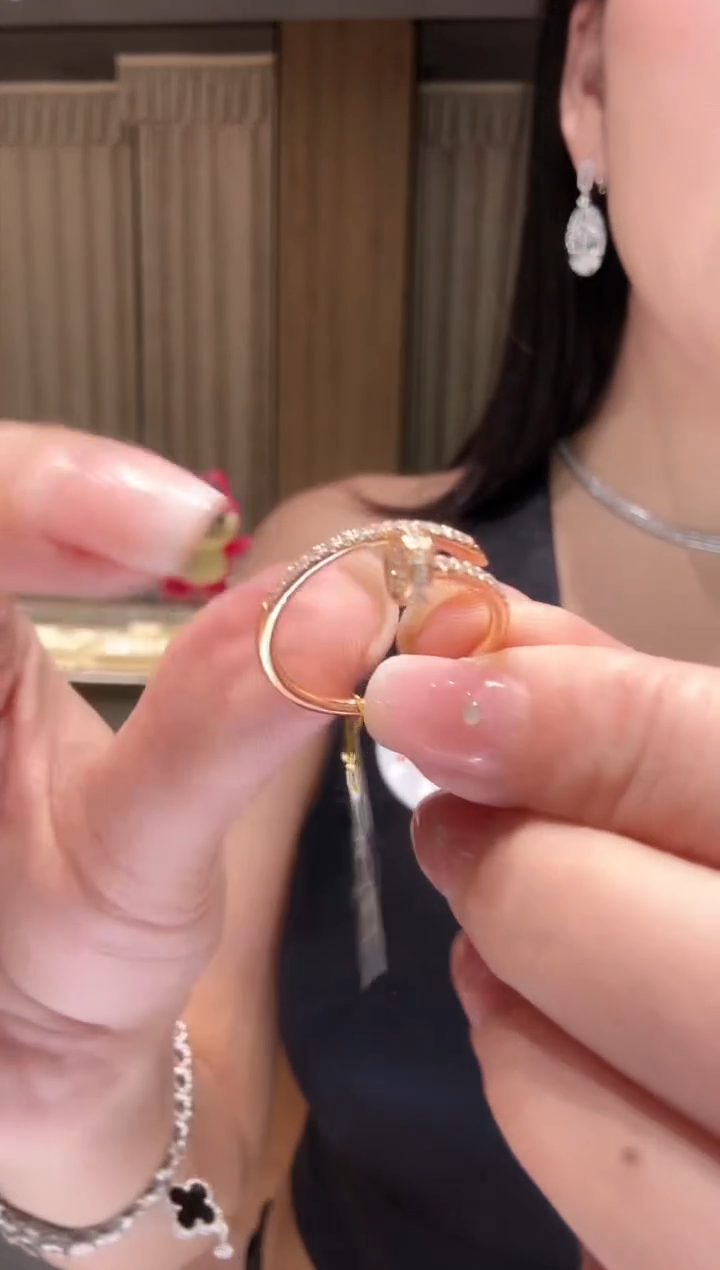 戒指18K金镶嵌钻石钉子玫瑰金