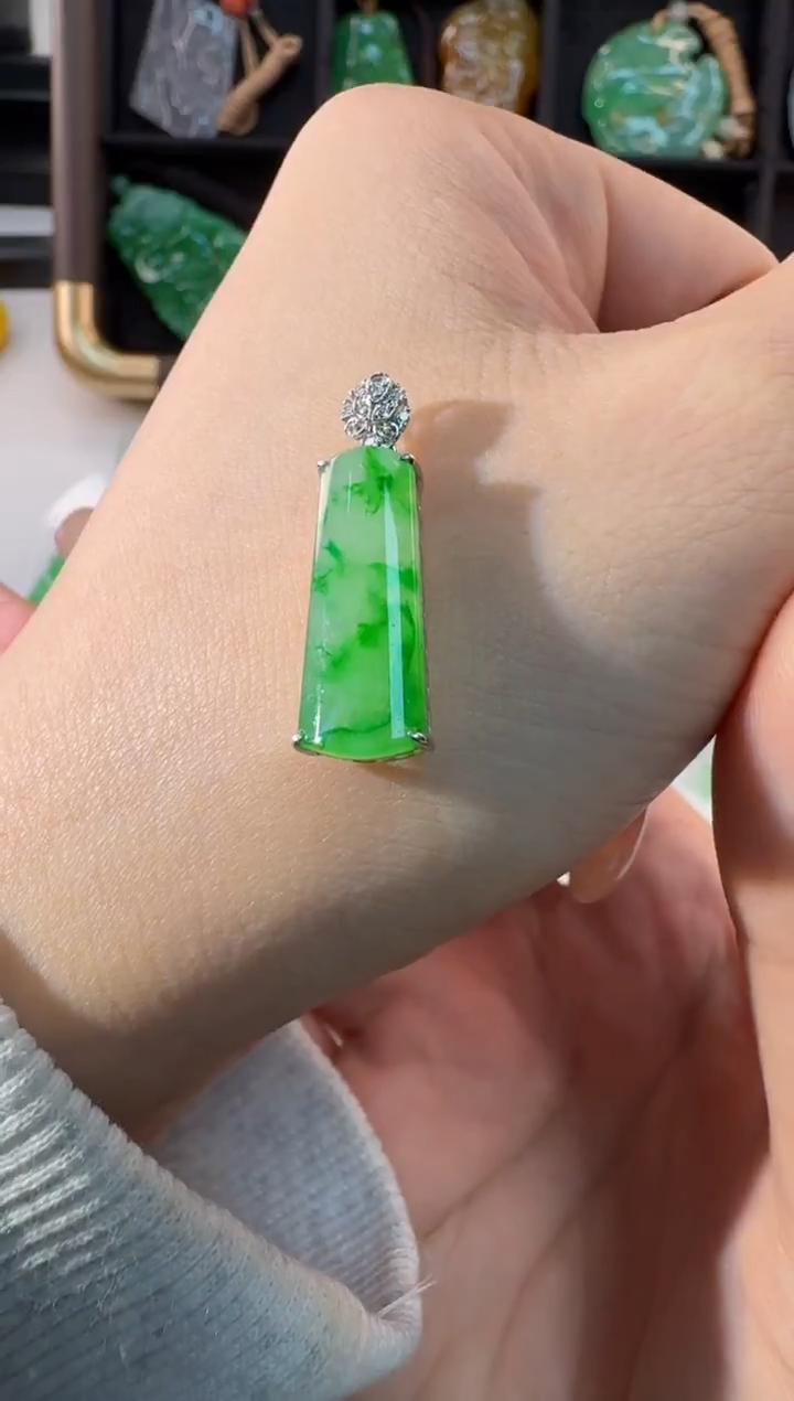 颈饰18K金镶嵌翡翠缅甸A货翡翠