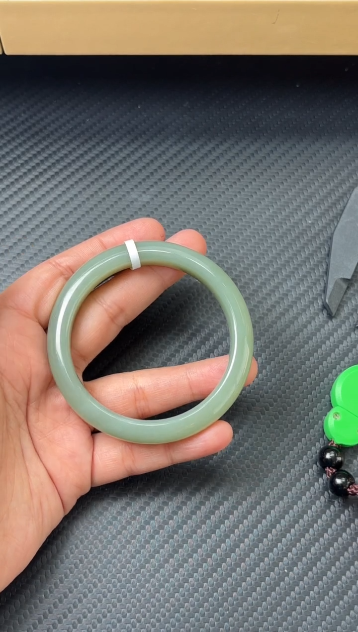 未镶嵌手镯和田玉且末近矿微色差56+m