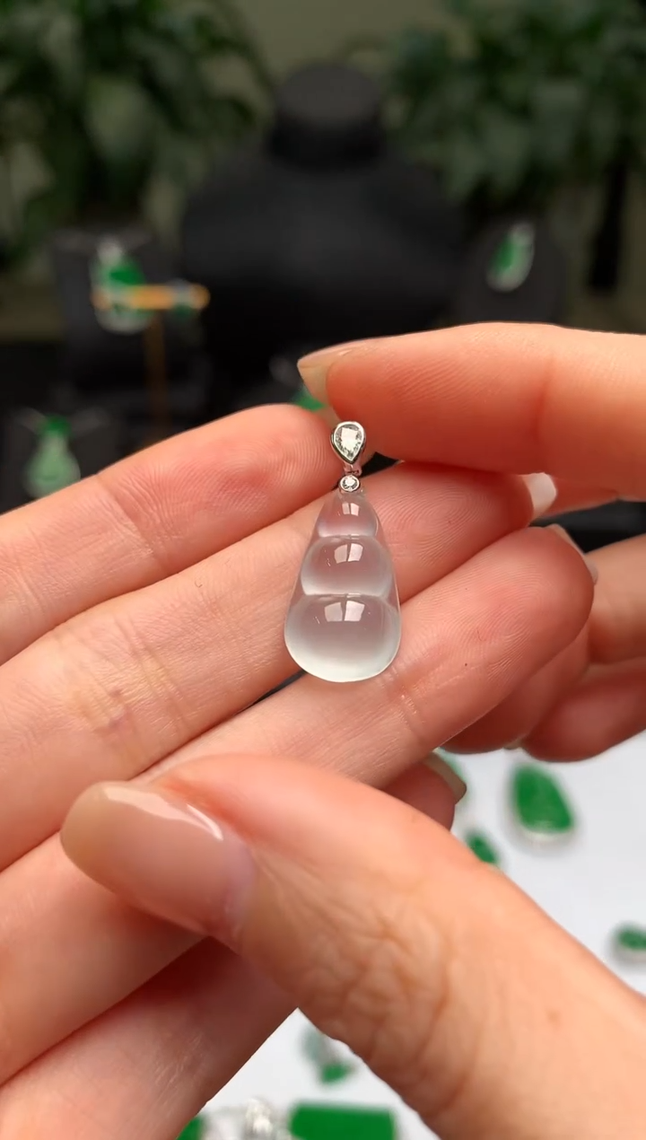 颈饰18K金镶嵌翡翠福豆