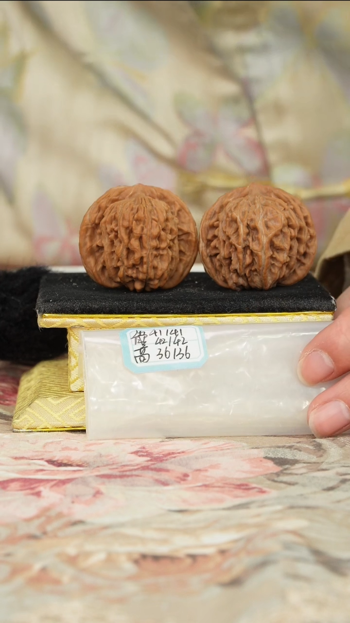 【闪购商品】文玩核桃把件一代楼