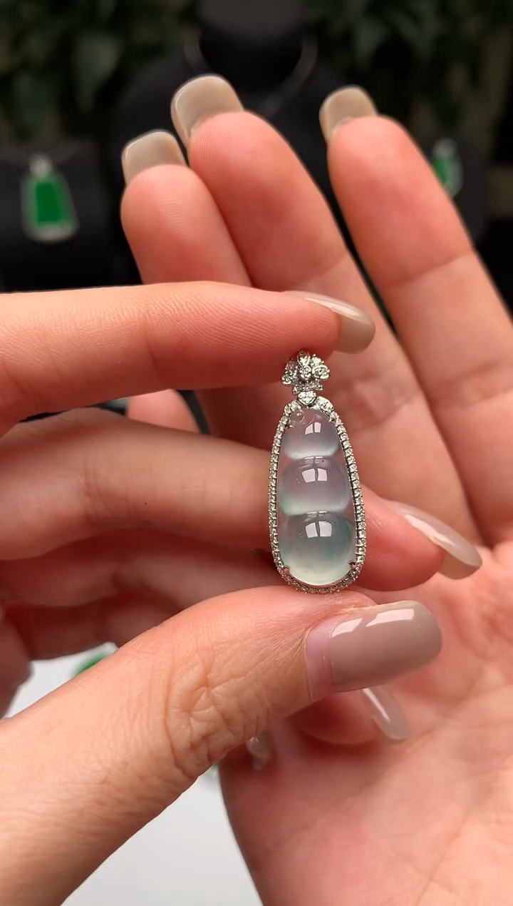 翡翠18K金镶嵌颈饰福豆