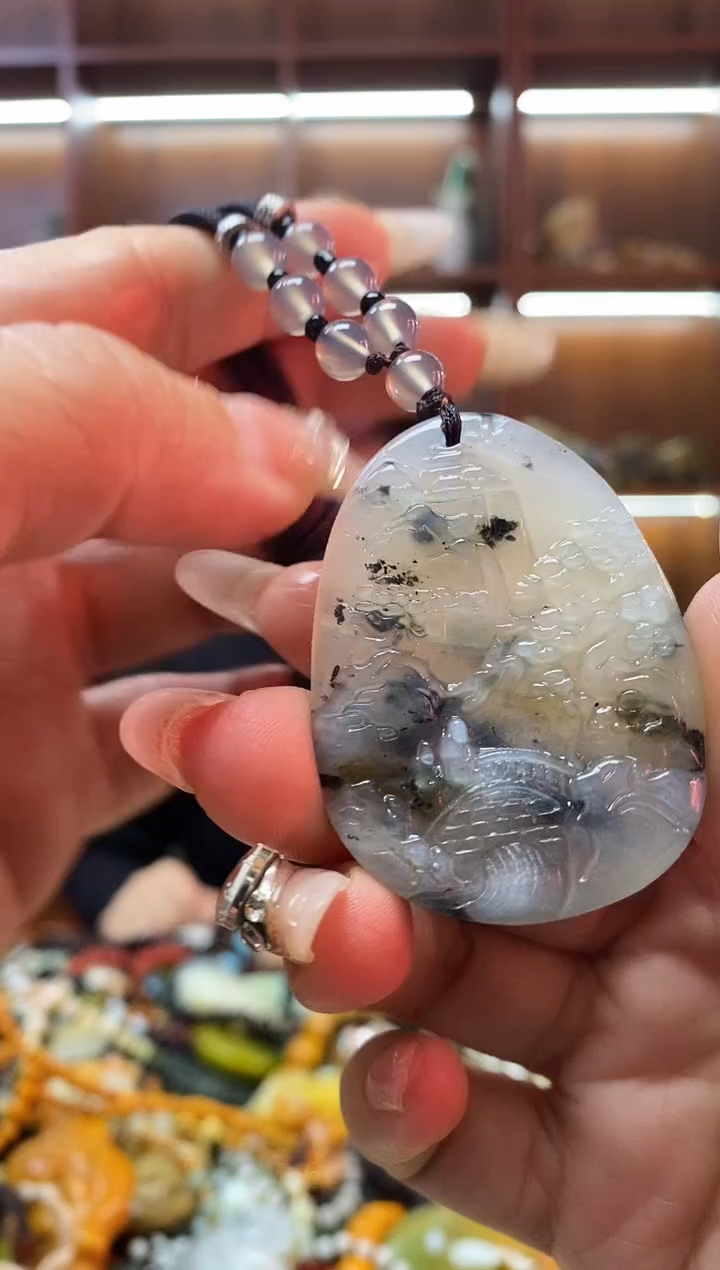 未镶嵌蛇纹石玉吊坠     