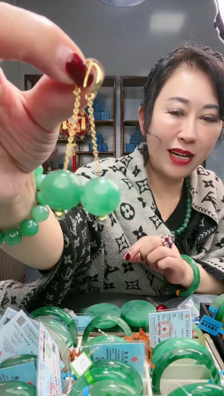 【闪购商品】石英质玉手镯未镶嵌耳坠