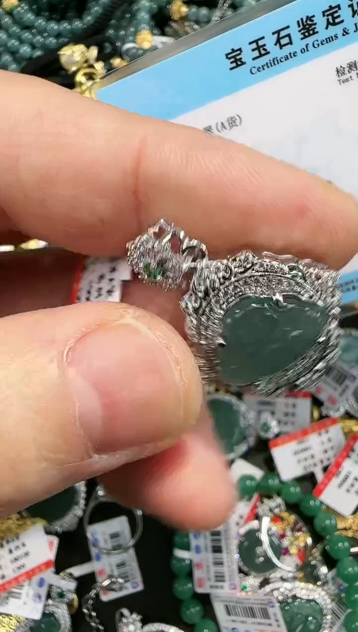 【闪购商品】翡翠吊坠(赠链)未镶嵌天然翡翠A货