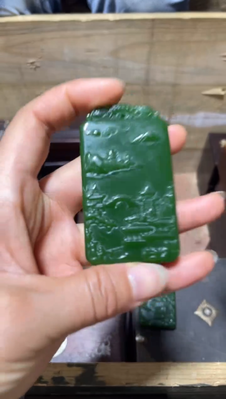 和田玉未镶嵌颈饰菠菜绿双面工山水牌1件