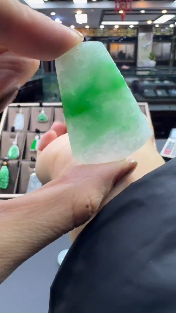 颈饰未镶嵌翡翠山水牌