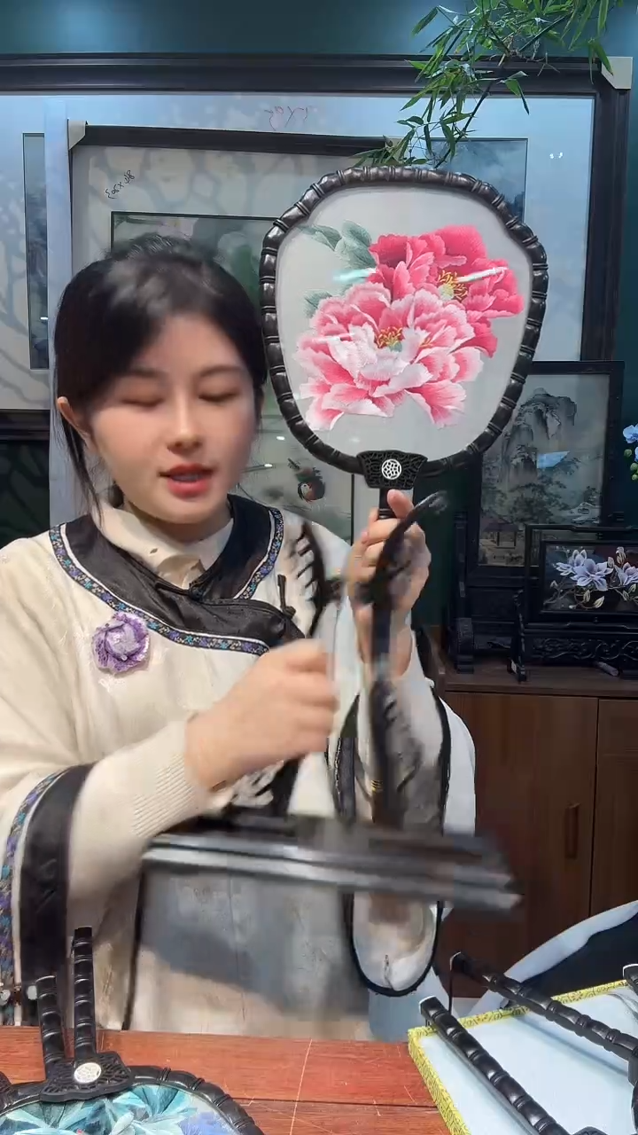 竖款非遗苏绣手工刺绣扇子