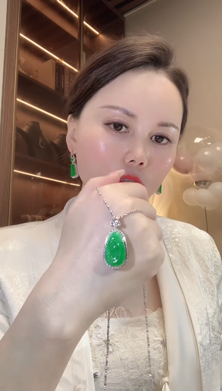 【闪购商品】翡翠吊坠(不含链)18K金镶嵌C5