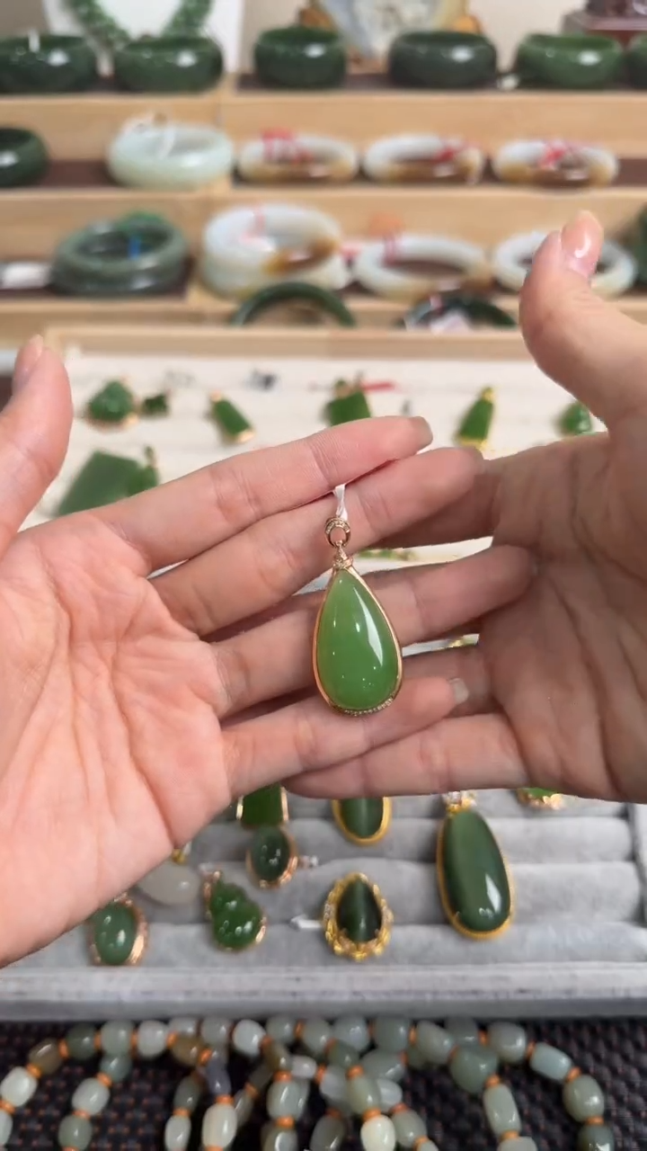 颈饰18K金镶嵌和田玉挂件