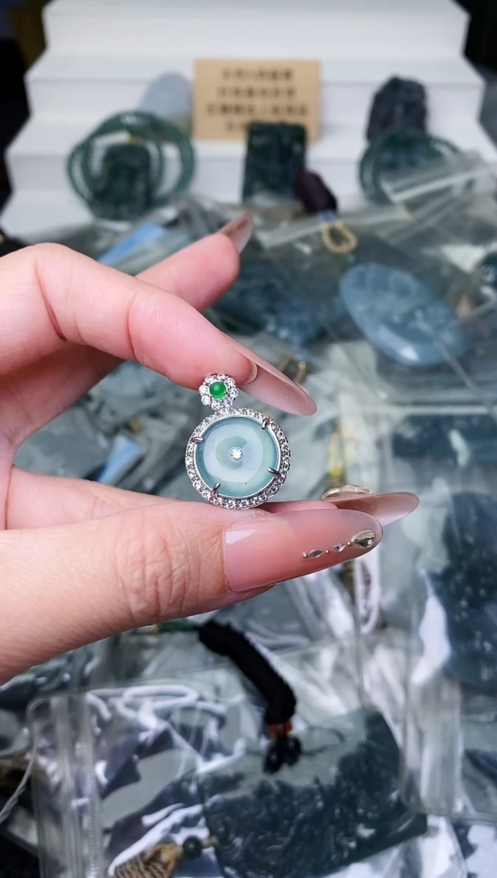 颈饰未镶嵌翡翠 