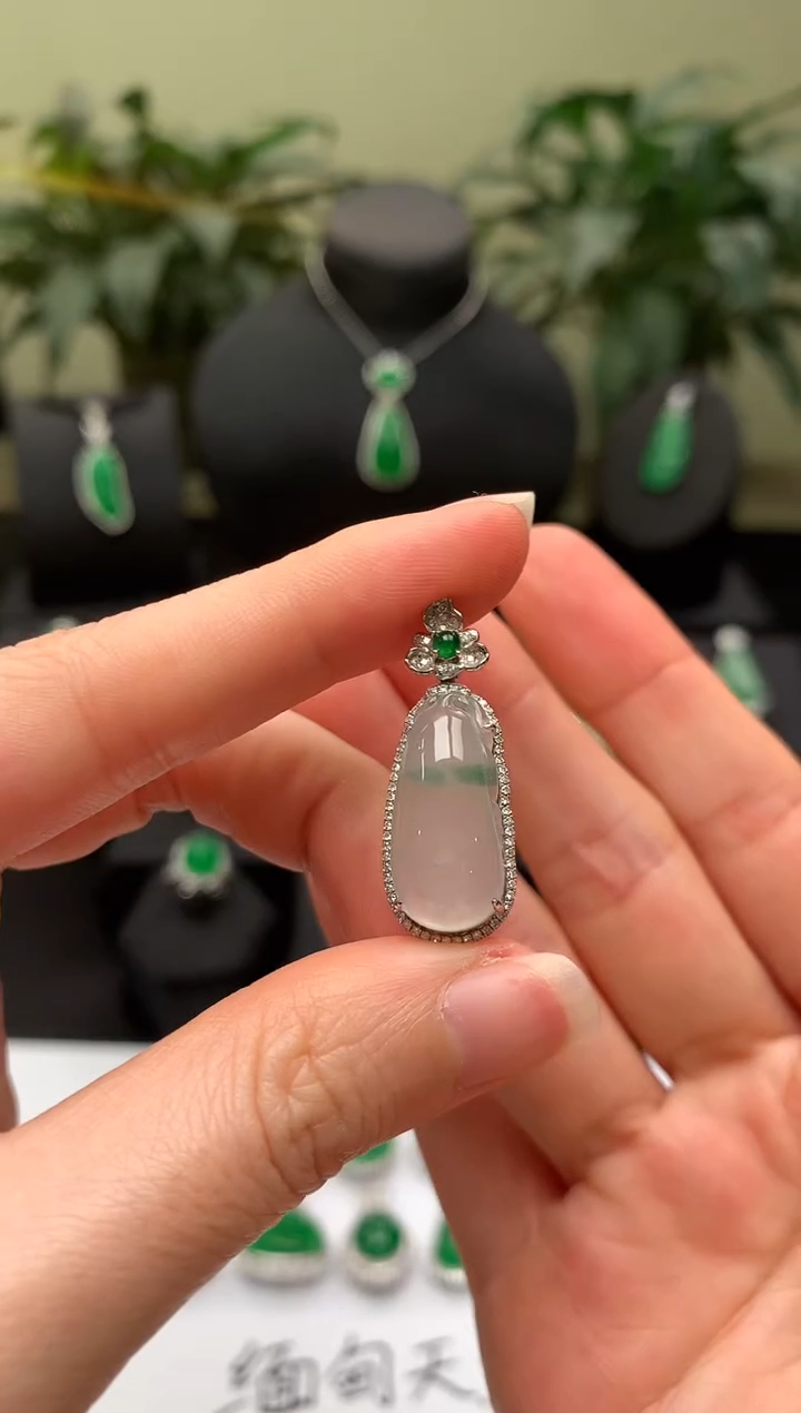 【闪购商品】翡翠颈饰18K金镶嵌福瓜