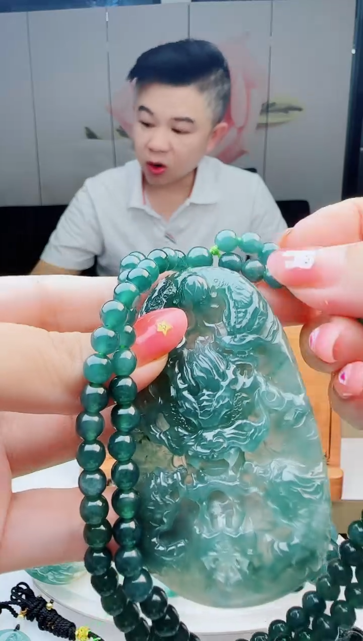 翡翠未镶嵌颈饰多样性发货其中一件