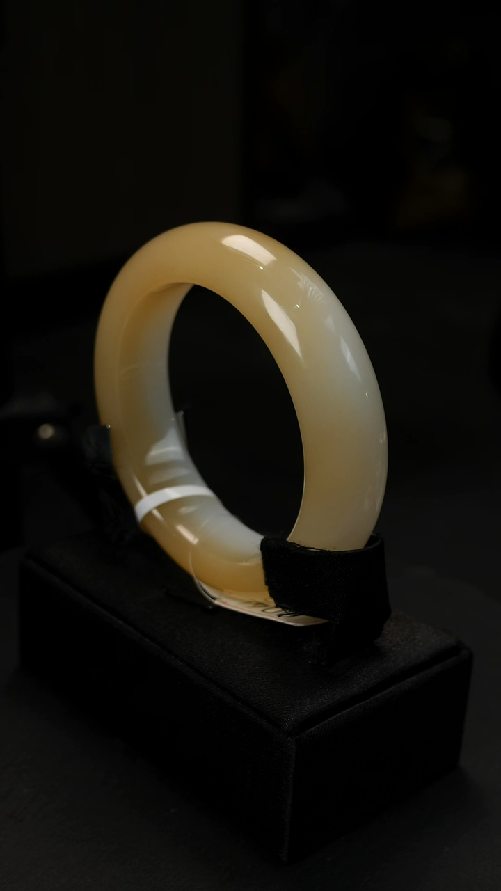 未镶嵌手镯和田玉俄料糖白手镯56圈