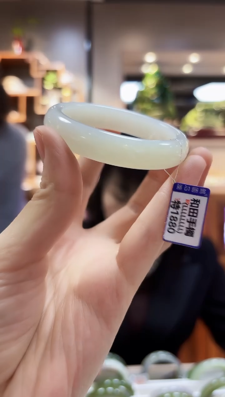 【闪购商品】和田玉手镯未镶嵌53微瑕