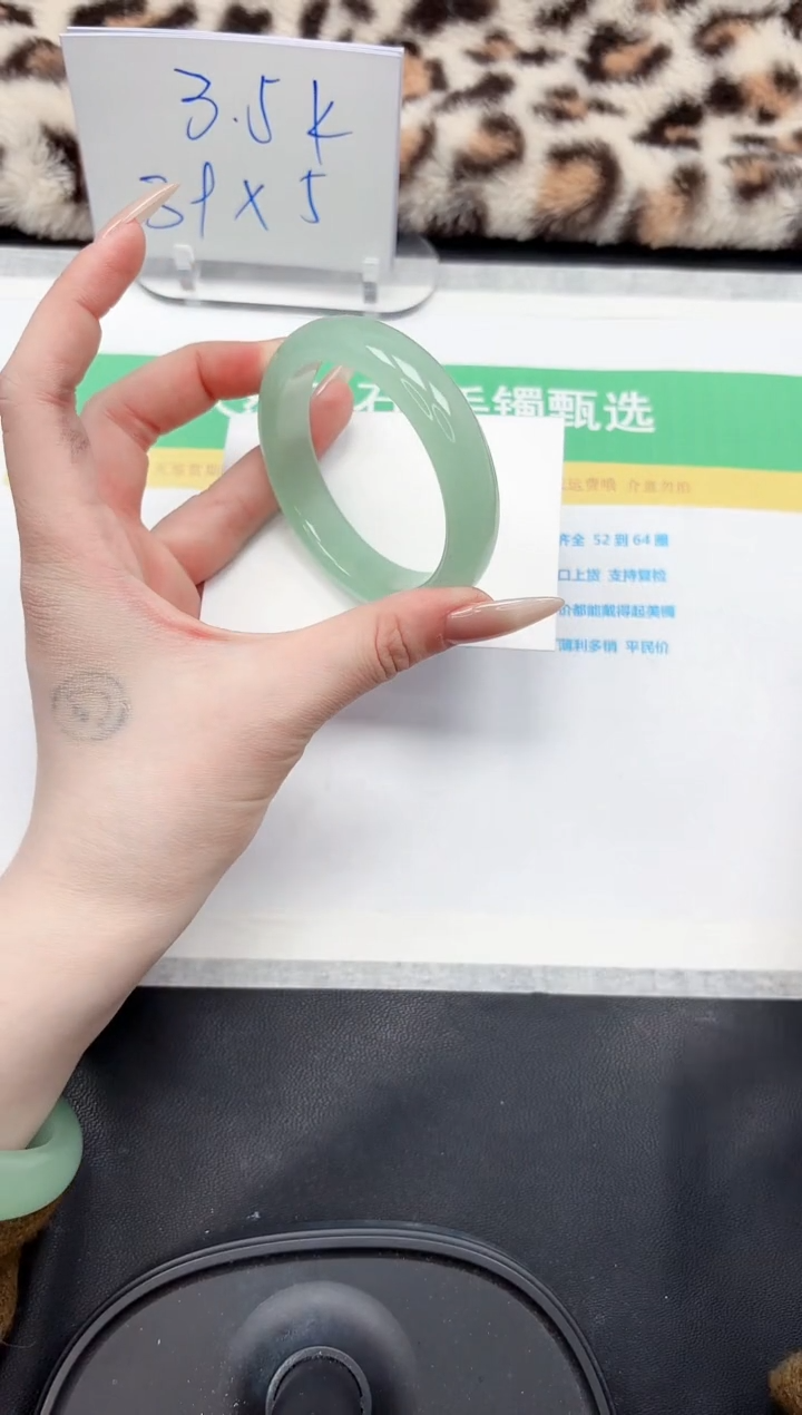 【闪购商品】石英质玉手镯未镶嵌78-54.6