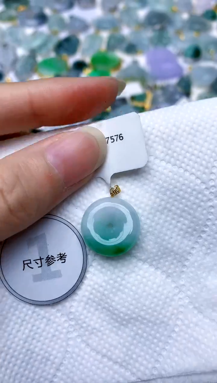 颈饰18K金镶嵌翡翠天然A货翡翠